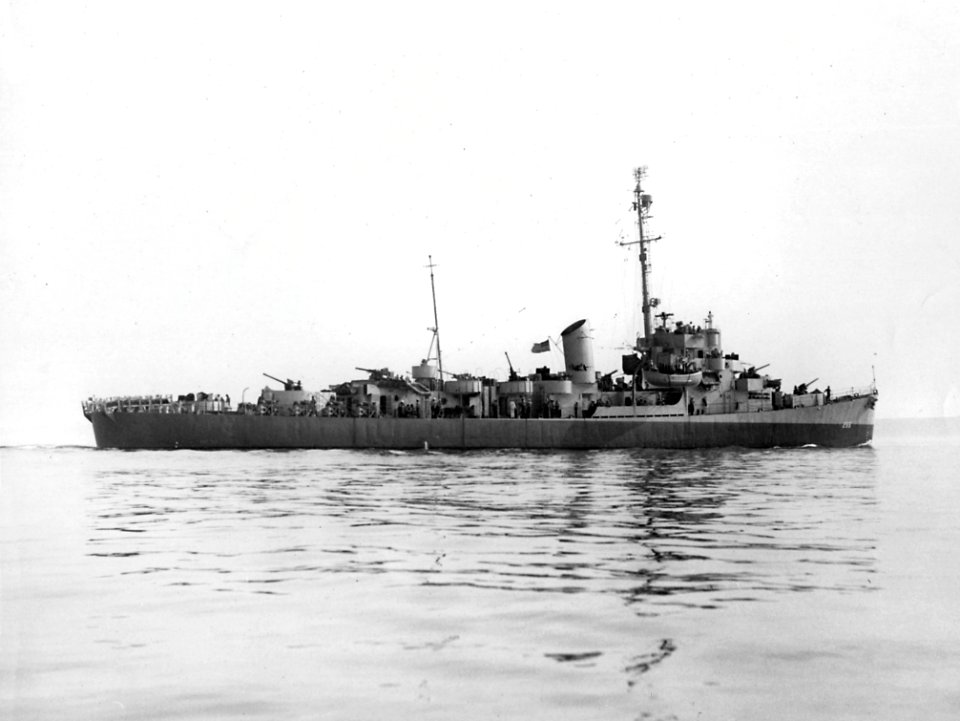 USS Sellstrom (DE-255) underway off Boston, Massachusetts (USA) on 24 July 1944 (19-N-68621)
