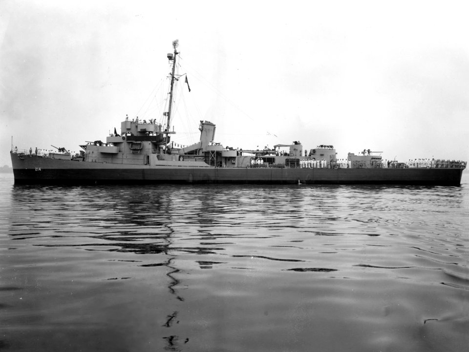 USS Scott (DE-214) off the Philadelphia Naval Shipyard, Pennsylvania (USA), on 26 July 1943 (L45-258.04.01)