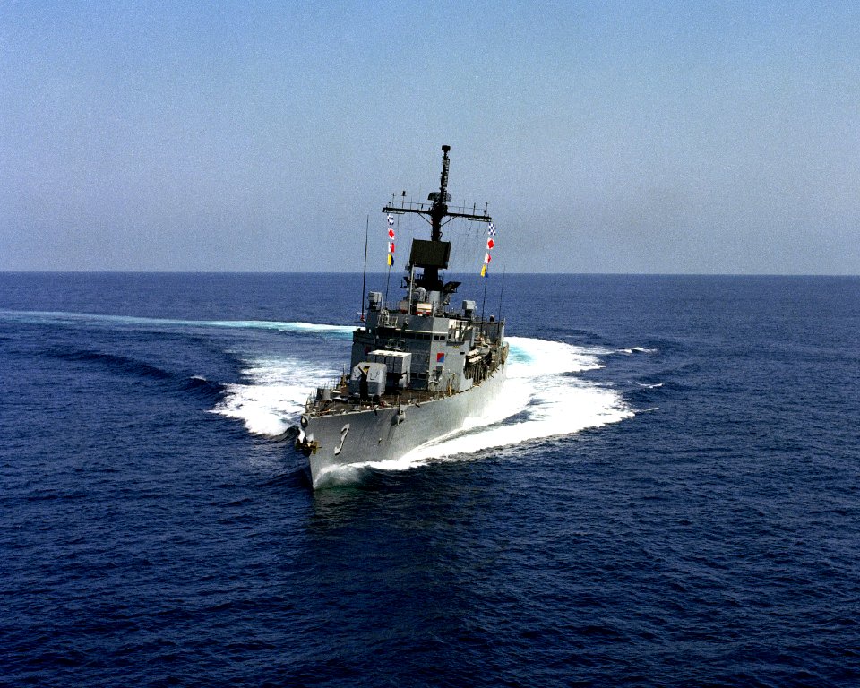 USS Schofield (FFG-3) high speed turn