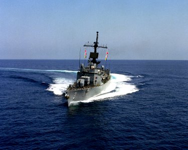 USS Schofield (FFG-3) high speed turn