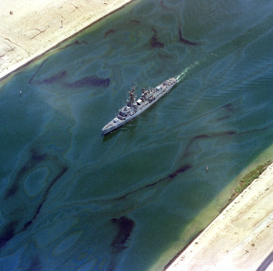 USS Semmes (DDG-18) transiting the Suez Canal on 6 August 1988 (6439962)