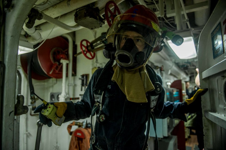USS Shiloh Sailors conduct fire drill 140911-N-UF697-071