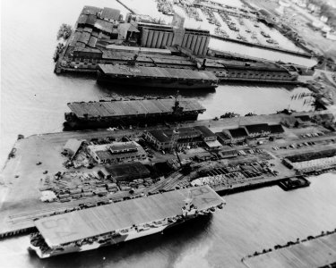 USS Shamrock Bay (CVE-84) at Astoria, Oregon (USA), on 6 April 1944 (NH 106710) photo