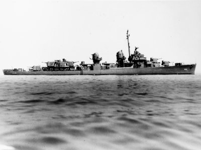 USS Sigourney (DD-643) off Boston, Massachusetts (USA), 9 September 1943 (NH 102811)