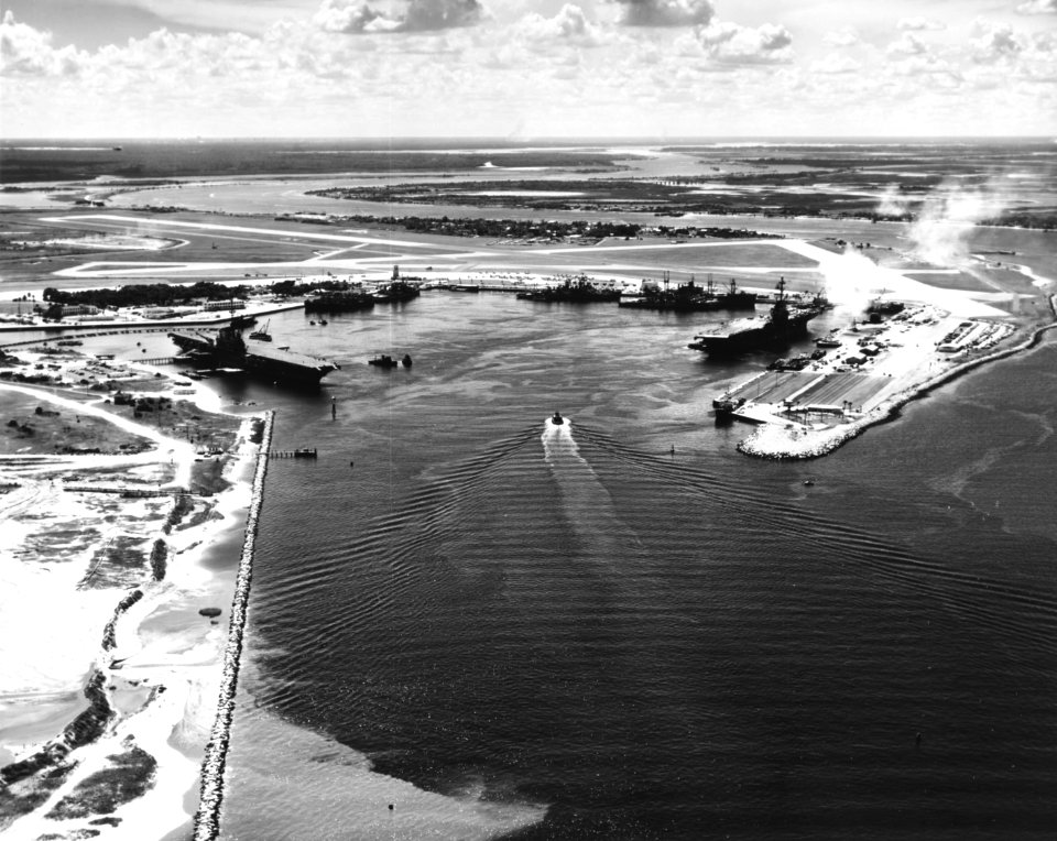 USS Shangri-La (CVA-38) and USS Franklin D. Roosevelt (CVA-42) at Naval Station Mayport, in August 1960 (USN 1053681)
