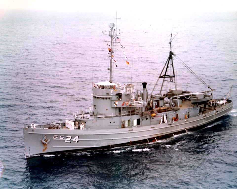 USS Serrano (AGS-24) underway off of Oahu, Hawaii (USA), on 11 October 1968 (L45-261.02.01)