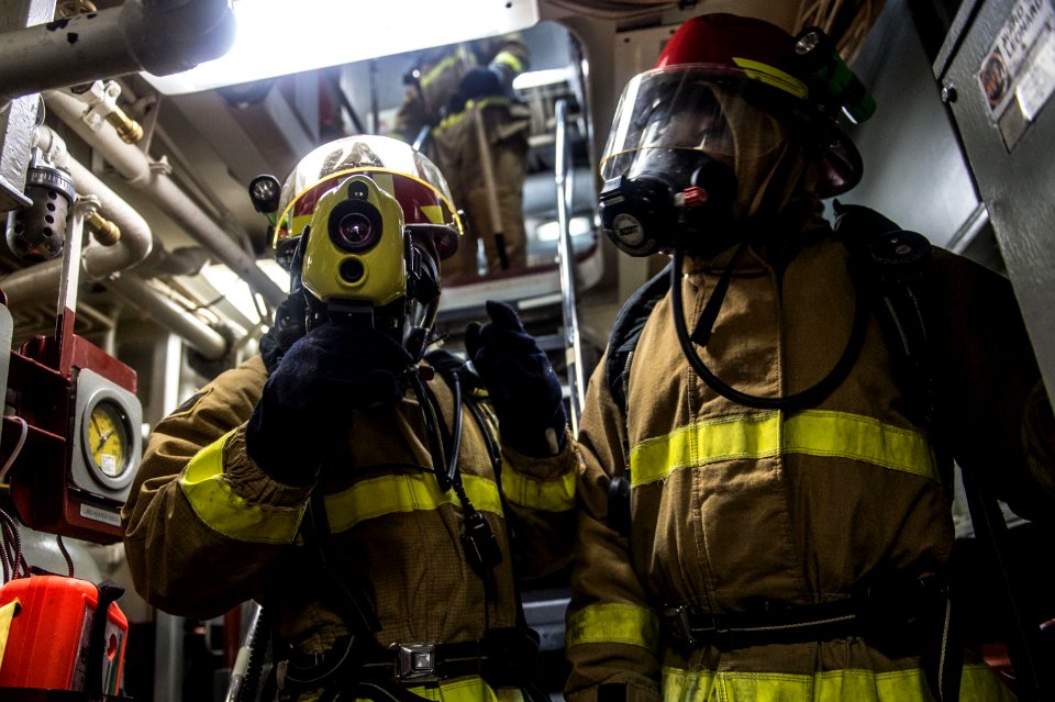USS Shiloh Sailors conduct fire drill 140911-N-UF697-226