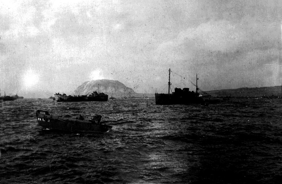 USS Shackle (ARS-9) off Iwo Jima, circa in February 1945