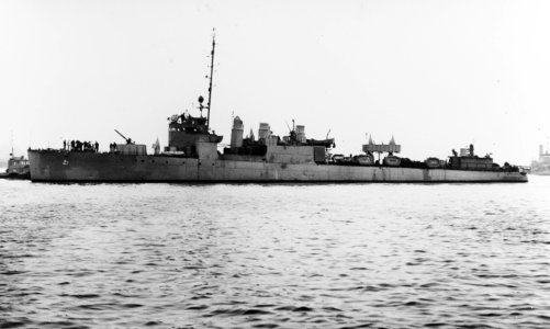 USS Sicard (DM-21) off Mare Island on 16 December 1942