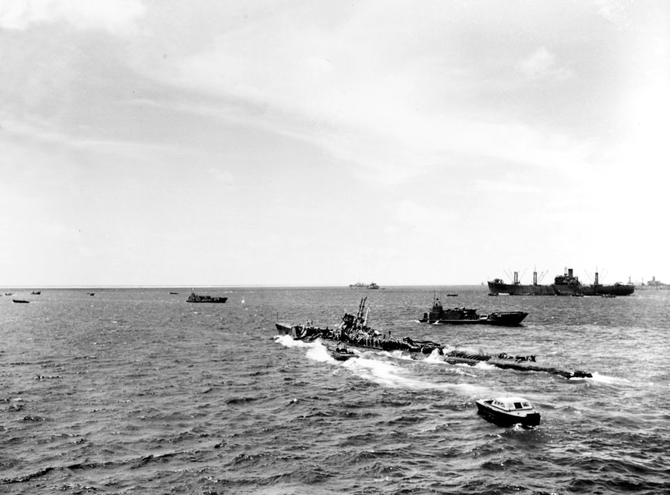 USS Skate (SS-305) underway at Bikini Atoll on 3 July 1946 (80-G-627489)