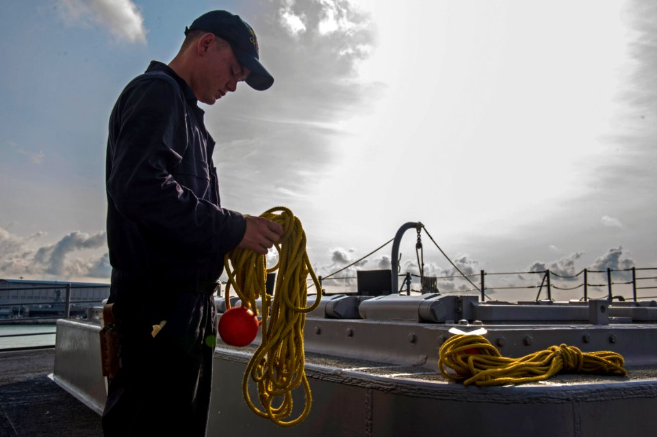 USS Shiloh gets underway 140629-N-TU910-040