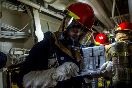 USS Shiloh Sailors conduct fire drill 140911-N-UF697-123