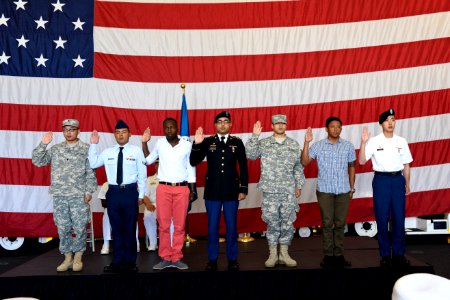 USS Somerset (LPD 25) Hosts Naturalization Ceremony During Seattle Seafair Fleet Week 160805-N-UT455-036