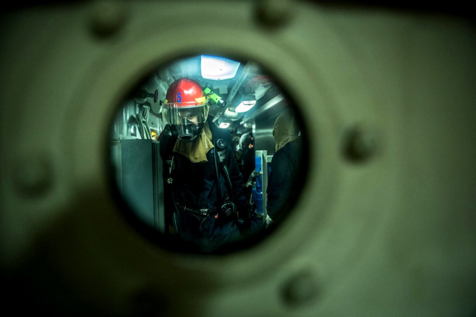 USS Shiloh Sailors conduct fire drill 140911-N-UF697-068