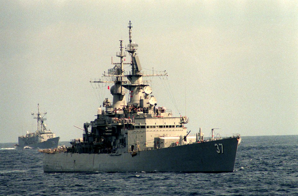USS South Carolina (CGN-37) underway in the Atlantic Ocean on 1 November 1984 (6405117)