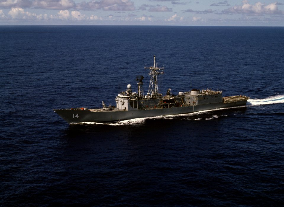 USS Sides (FFG-14) underway at sea in 1987