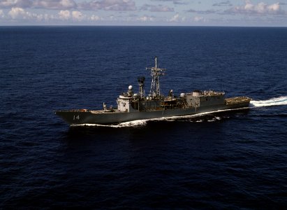 USS Sides (FFG-14) underway at sea in 1987