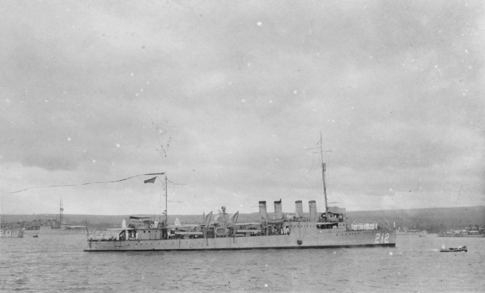 USS Smith Thompson (DD-212) at anchor in the 1920s (NH 108792)
