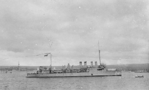 USS Smith Thompson (DD-212) at anchor in the 1920s (NH 108792)