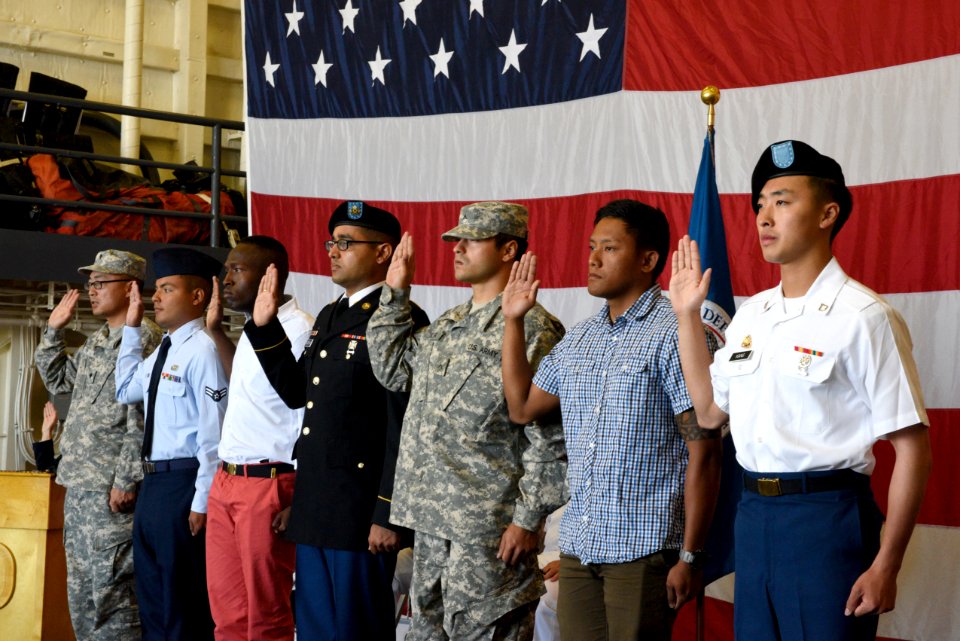 USS Somerset (LPD 25) Hosts Naturalization Ceremony During Seattle Seafair Fleet Week 160805-N-UT455-043