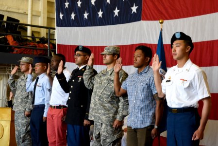 USS Somerset (LPD 25) Hosts Naturalization Ceremony During Seattle Seafair Fleet Week 160805-N-UT455-043