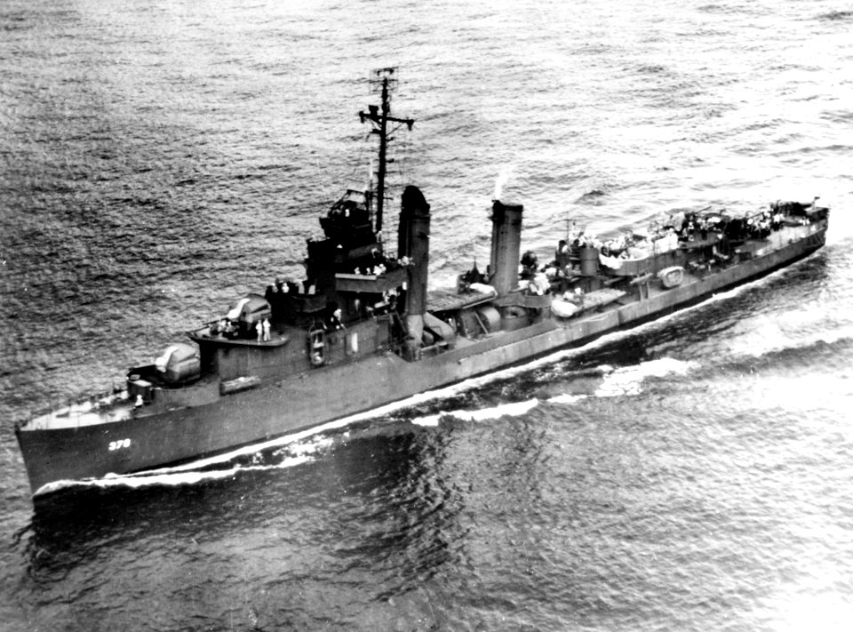 USS Smith (DD-378) underway off Pearl Harbor, Hawaii (USA), circa in May 1943 (19-N-45982)