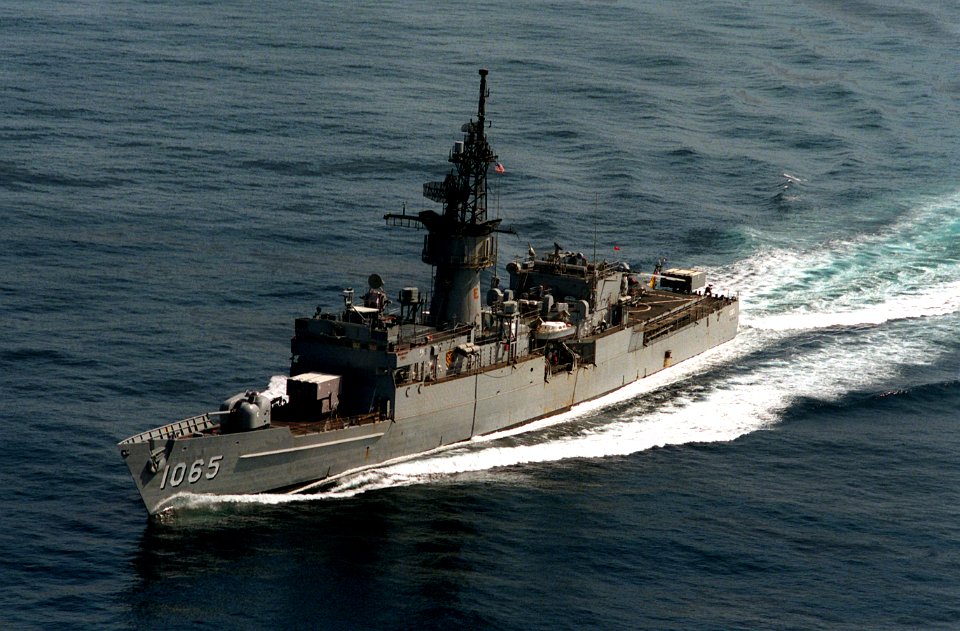 USS Stein (FF-1065) underway in the Pacific Ocean on 2 March 1987 (6418711)