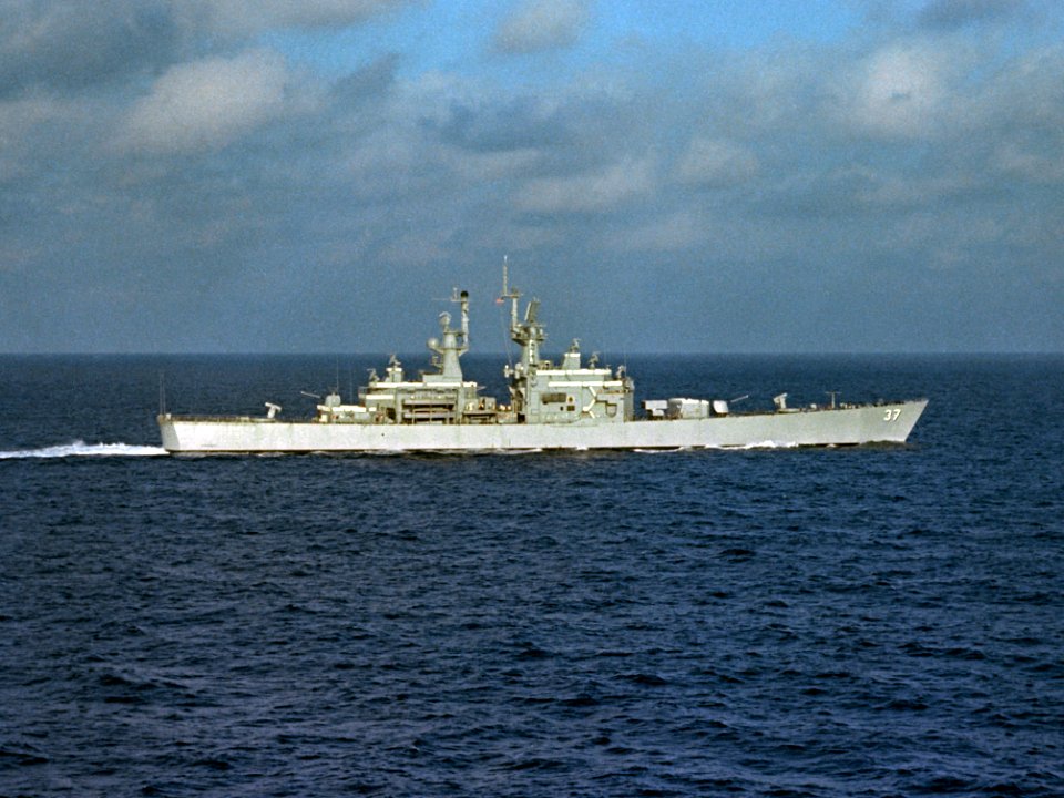 USS South Carolina (CGN-37) underway in 1982 (6417236)