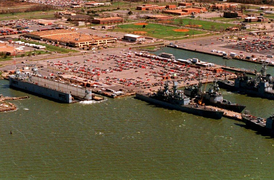 USS South Carolina (CGN-37) at Norfolk in 1995