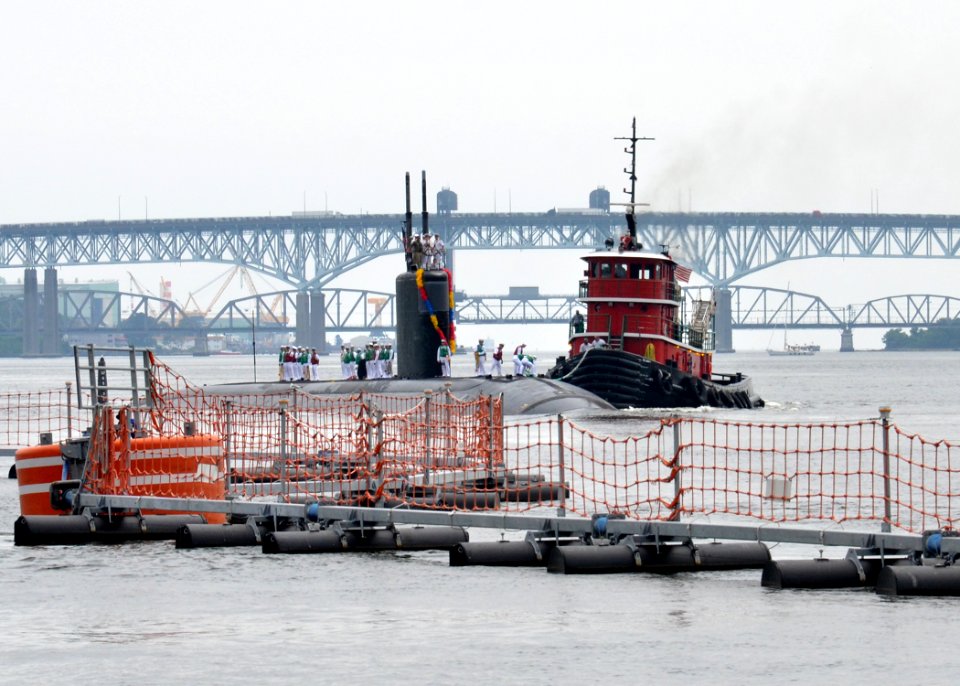 USS Springfield returns 130722-N-TN558-015