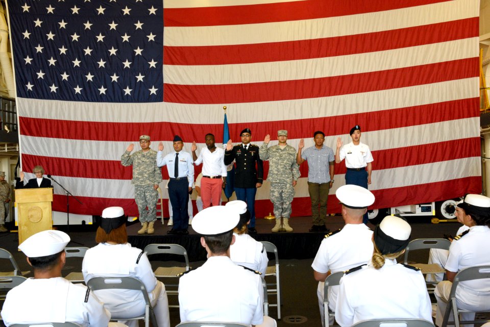 USS Somerset (LPD 25) Hosts Naturalization Ceremony During Seattle Seafair Fleet Week 160805-N-UT455-040