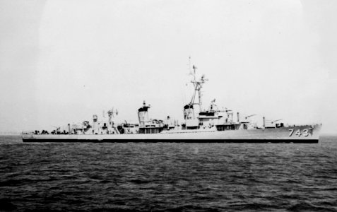 USS Southerland (DDR-743) off the San Francisco Naval Shipyard on 19 June 1957 photo