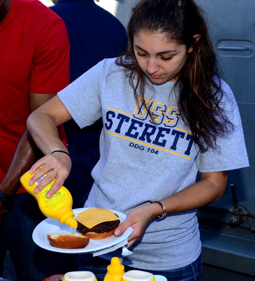 USS Sterett (DDG 104) 141109-N-GW139-026 (15768665241)
