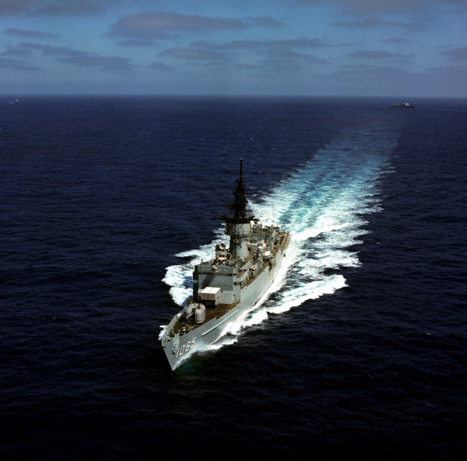 USS Stein (FF-1065) underway, circa in 1987 (6654899)