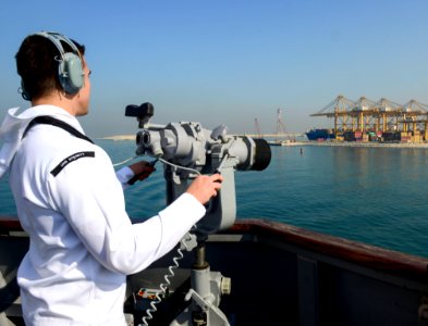 USS Sterett (DDG 104) 141119-N-GW139-035 (15840253436)
