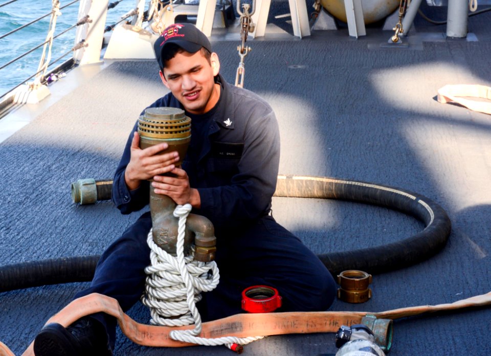 USS Sterett (DDG 104) 150206-N-GW139-014 (16293787209)