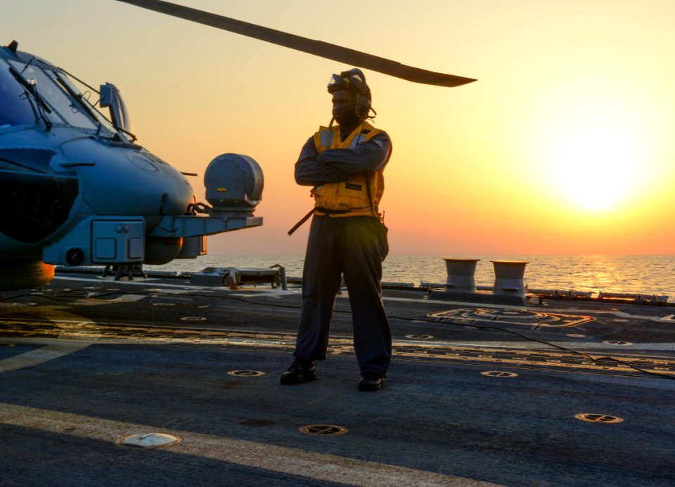USS Sterett (DDG 104) 141027-N-GW139-004 (15471228170)