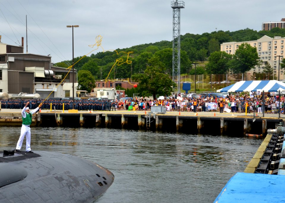 USS Springfield returns 130722-N-TN558-083