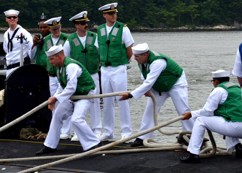 USS Springfield returns 130722-N-TN558-123