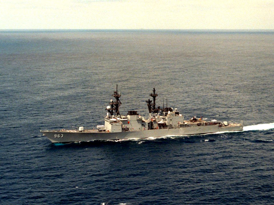 USS Spruance (DD-963) underway on 20 November 1986 (6416412)