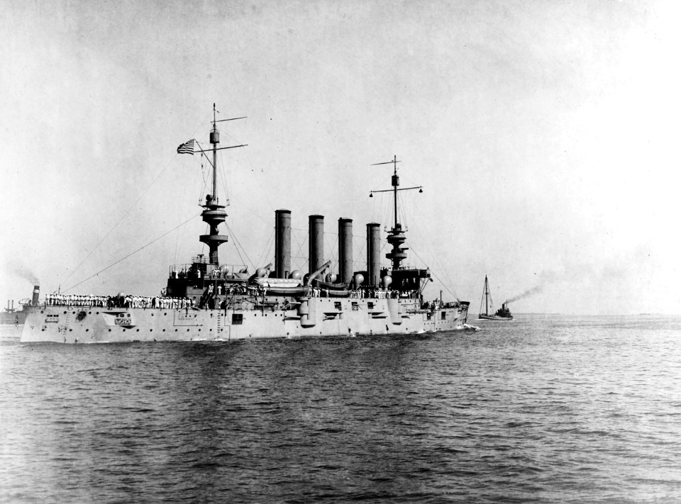 USS St. Louis (C-20) underway off the Boston Naval Shipyard, Massachusetts (USA), 14 September 1917 (NH 50115)