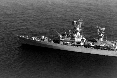 USS Sterett (CG-31) underway off the coast of Haiti on 18 October 1993 (6489132)