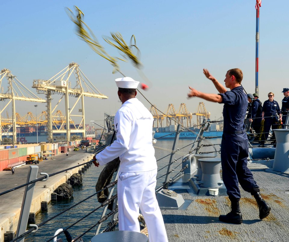 USS Sterett (DDG 104) 141119-N-GW139-074 (15243793364)