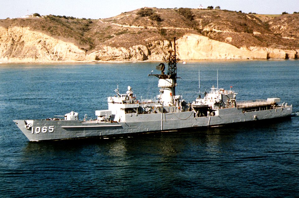 USS Stein (FF-1065) underway on 14 July 1987 (6423349)