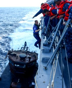 USS Sterett (DDG 104) 141103-N-GW139-081 (15779393072)