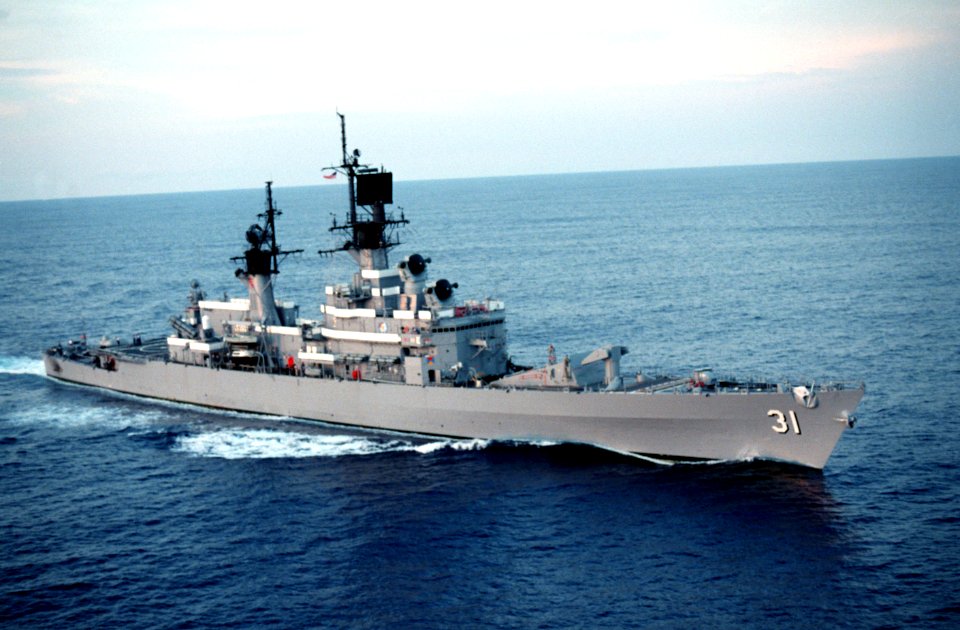 USS Sterett (CG-31) underway on 7 September 1990 (6452265)