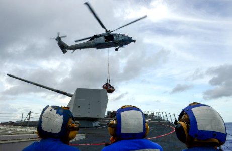 USS Sterett vertical replenishment 140914-N-GW139-024