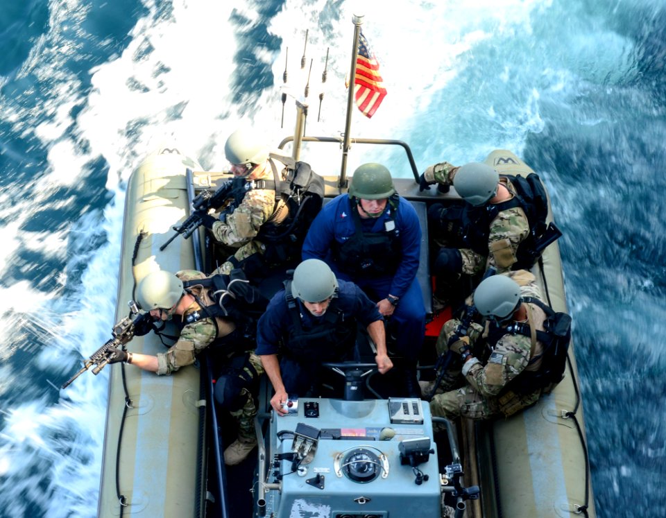 USS Sterett (DDG 104) 141025-N-GW139-040 (15124801314)