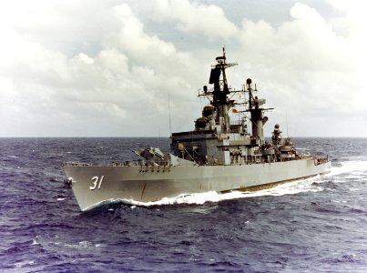 USS Sterett (CG-31) underway in the Pacific Ocean on 28 January 1972 (NH 106545-KN) photo