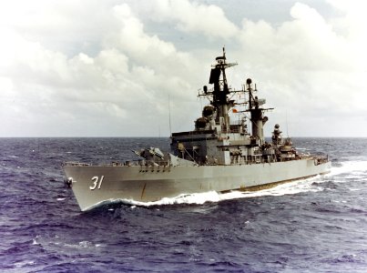 USS Sterett (CG-31) underway in the Pacific Ocean on 28 January 1972 (NH 106545-KN)